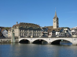 Fototapeta na wymiar Fraumuenster and old bridge, scene in Zurich