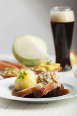 Bayerischer Schweinebraten und Bier