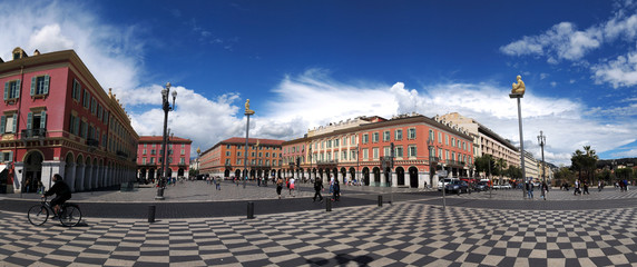 place mass&eacute;na
