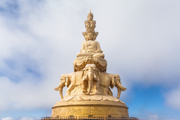 Fototapeta premium The golden buddha statue on top of Emei mountain in China