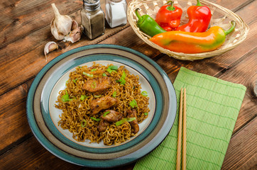 Chinese noodles with chicken and onion