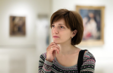 Fototapeta na wymiar woman in art museum