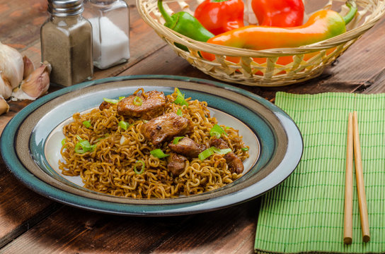 Chinese noodles with chicken and onion