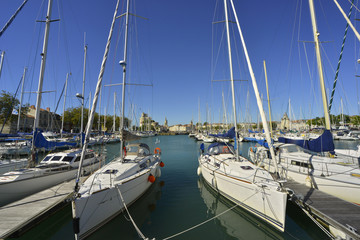 Fototapeta premium Les bateaux dans le port de la Rochelle (17000), département de la Charente-Maritime en région Nouvelle-Aquitaine, France