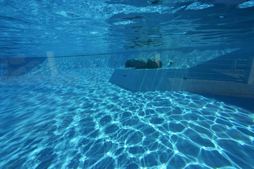 Au fond de la piscine à l'eau bleue lumineuse