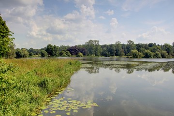 au bord d'un lac en angleterre