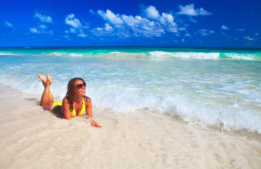 Fototapeta na wymiar Woman in bikini on the beach.