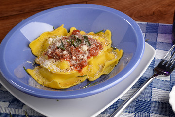 RAVIOLI WITH CHEESE AND ARTICHOKE