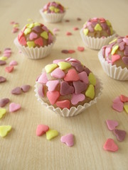 Marzipanpralinen mit Zuckerherzen