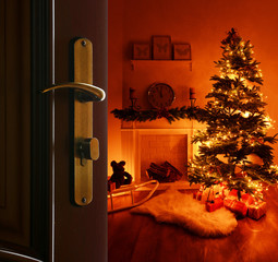 Obraz premium Open door with decorated Christmas tree in room