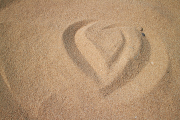 Fototapeta na wymiar heart on the sand