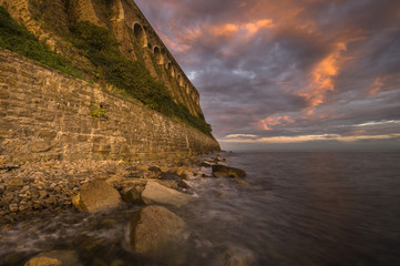  zachód słońca nad morską, skalistą plażą © Mike Mareen