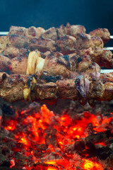 Preparation of meat slices in sauce on fire
