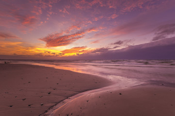 zachód słońca nad morską plażą