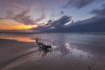 zachód słońca nad morską plażą © Mike Mareen