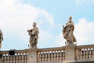 Obraz premium Sculptures on the facade of Vatican city works