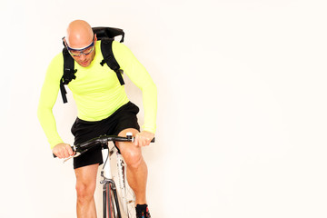 auffällig gekleideter Fahrradkurier