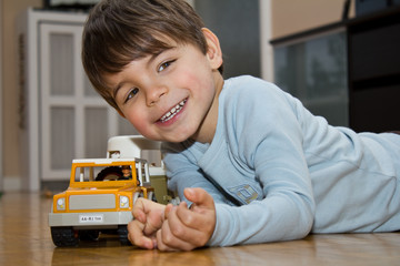 Kind mit Spielzeugauto