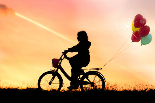 bisiklet süren kız çocuğu
