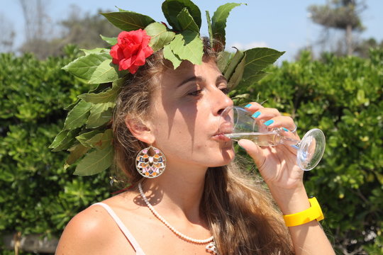 Bella laureata brinda