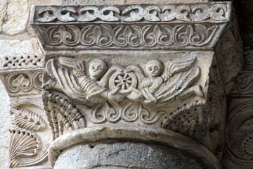 angeli e ruota; capitello atrio basilica S. Ambrogio, Milano