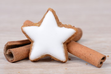 Zimtstern mit Zimtstnagen auf Holzhintergrund
