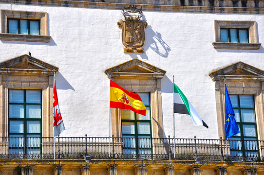 Ayuntamiento de C&aacute;ceres, gobierno municipal, bandera de Espa&ntilde;a
