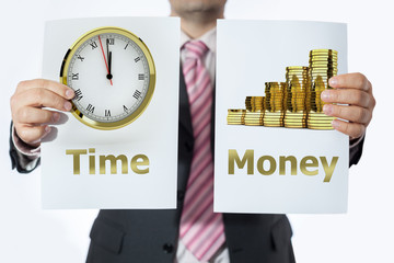 Uomo in ufficio con cartelli tempo e lavoro