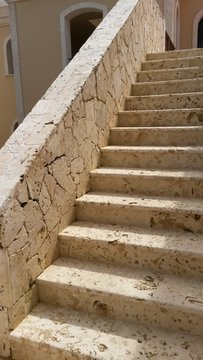 escalera de piedras blancas