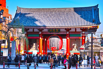 Fototapeta premium Świątynia Sensoji Kaminarimon i turyści