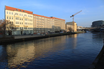 Obraz premium Schiffbauerdamm an der Spree in Berlin (12/ 2014)
