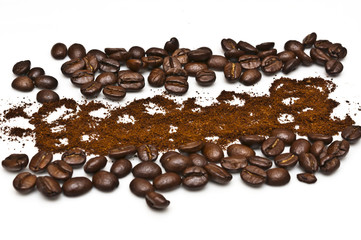 Kaffeebohnen und Kaffeepulver