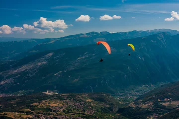 Selbstklebende Fototapete Luftsport Gleitschirmfliegen am Himmel