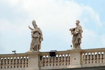 Obraz premium Sculptures on the facade of Vatican city works