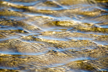 Wasser mit Sanduntergrund
