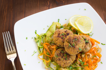 Polpette di manzo con contorno di verdure, cucina italiana