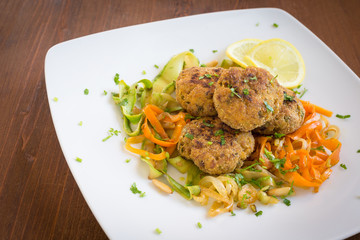 Polpette di manzo con contorno di verdure, cucina italiana