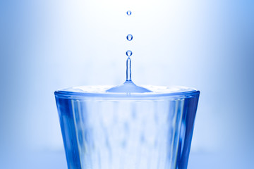 Bere un bicchiere d'acqua