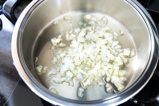 Zwiebel zerst&uuml;ckelt im Topf