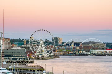 Selbstklebende Fototapete Stadt am Wasser Waterfront von Seattle in der Abenddämmerung