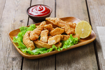 sticks breaded chicken with lemon