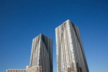 Obraz premium 臨海エリアの高層マンション