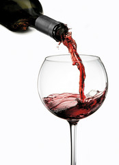 Vino rosso versato in calice