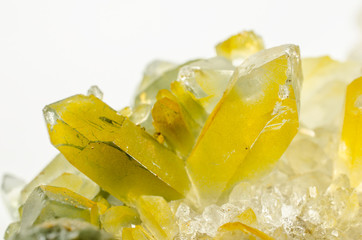 kleine Bergkristallspitzen mit gelber Schicht