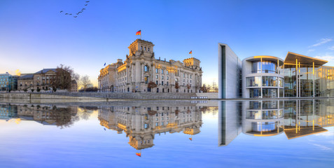 Berliner Reichstag als Panoramafoto - obrazy, fototapety, plakaty