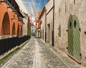Wąska średniowieczna ulica w starym mieście w Rydze, Łotwa, Europa - 74340903