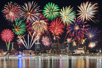 Glücksrakete 2021 im check Bilder und Videos suchen: glücksrakete