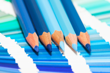 crayons de couleurs bleu sur un nuancier de teintes bleues