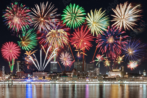 &quot;Feuerwerk über Hamburg&quot; Stockfotos und lizenzfreie Bilder auf Fotolia