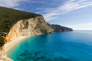 Fototapeta premium beach with blue water and cliffs